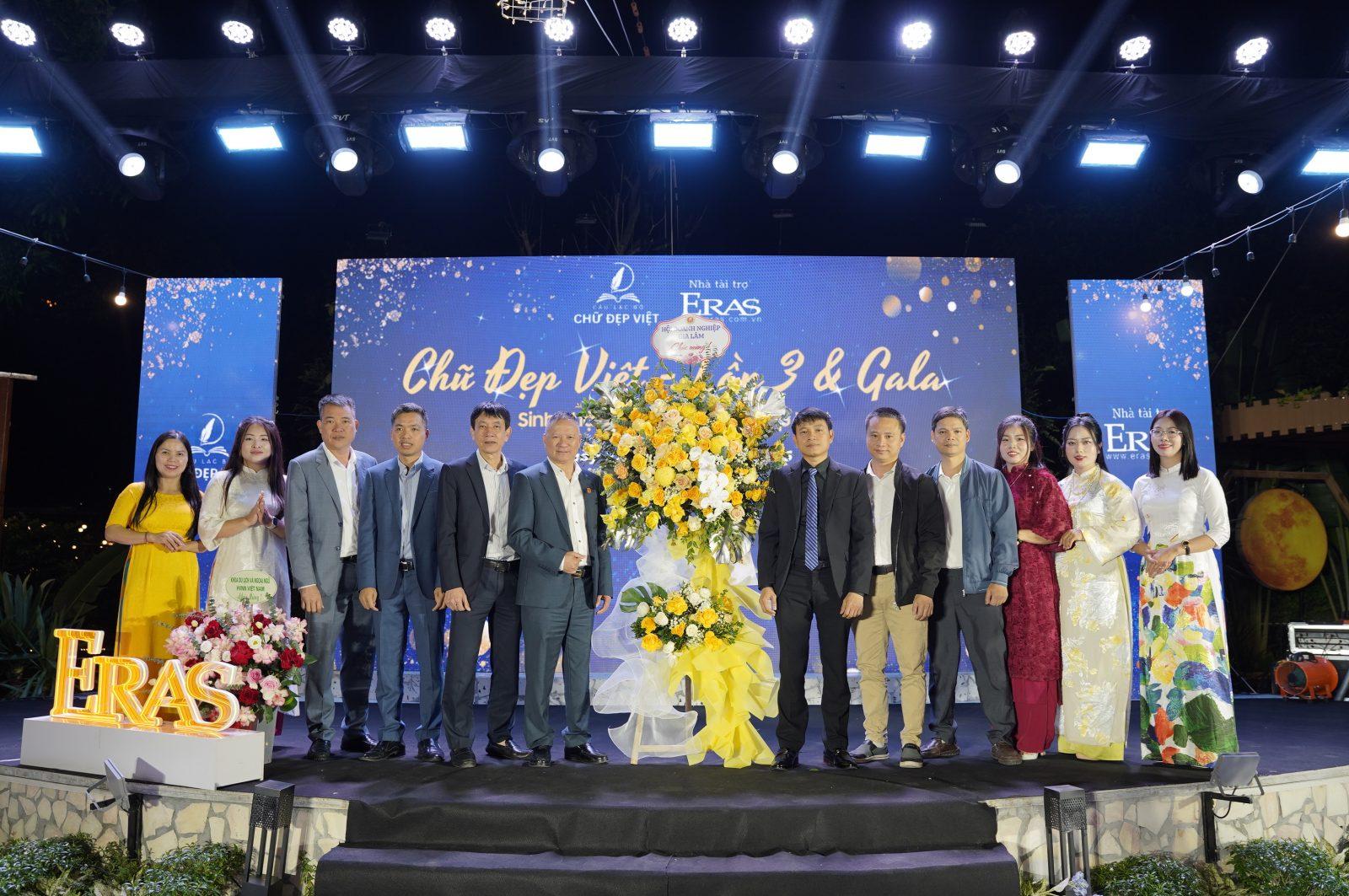 &Ocirc;ng Phan Văn Cường v&agrave; c&aacute;c Ph&oacute; Chủ tịch CLB Chữ đẹp Việt nhận hoa ch&uacute;c mừng của Hội doanh nghiệp Gia L&acirc;m.