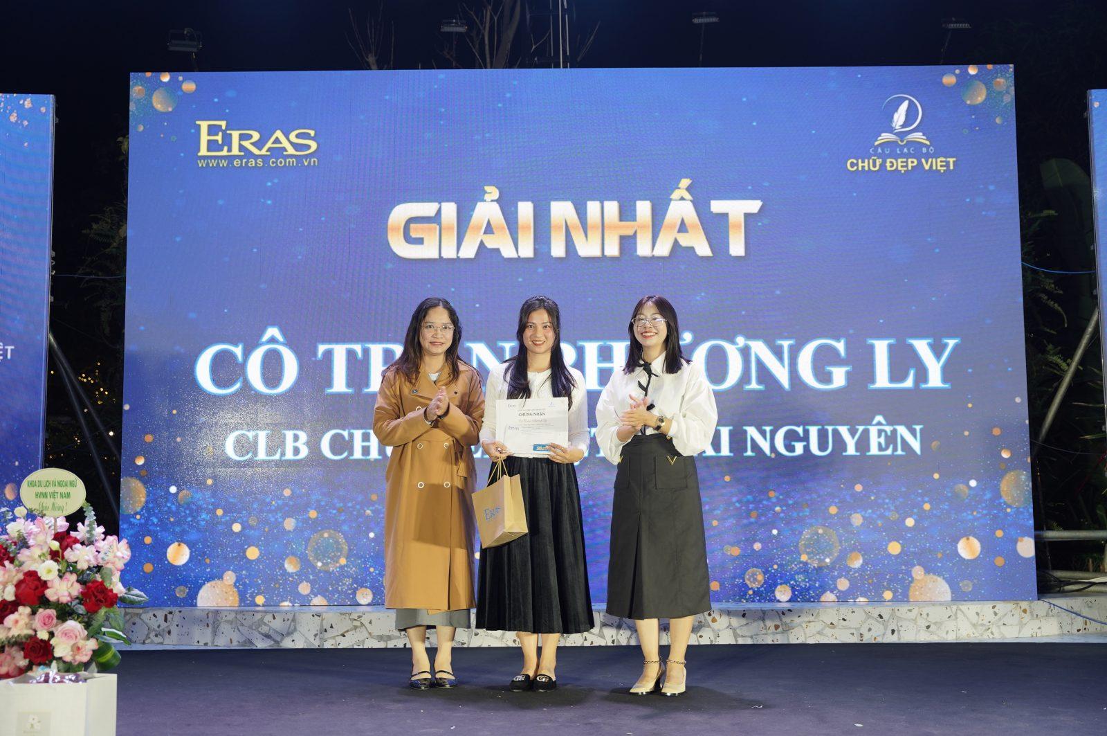 B&agrave; Nguyễn Phương Nhung - Thư k&yacute; to&agrave; soạn Tạp ch&iacute; Trẻ em Việt Nam v&agrave; c&ocirc; Nguyễn Thị Anh - Ph&oacute; Chủ tịch CLB Chữ đẹp Việt trao giải Nhất hạng mục Video truyền th&ocirc;ng cho c&ocirc; Trần Phương Ly (CLB Th&aacute;i Nguy&ecirc;n).