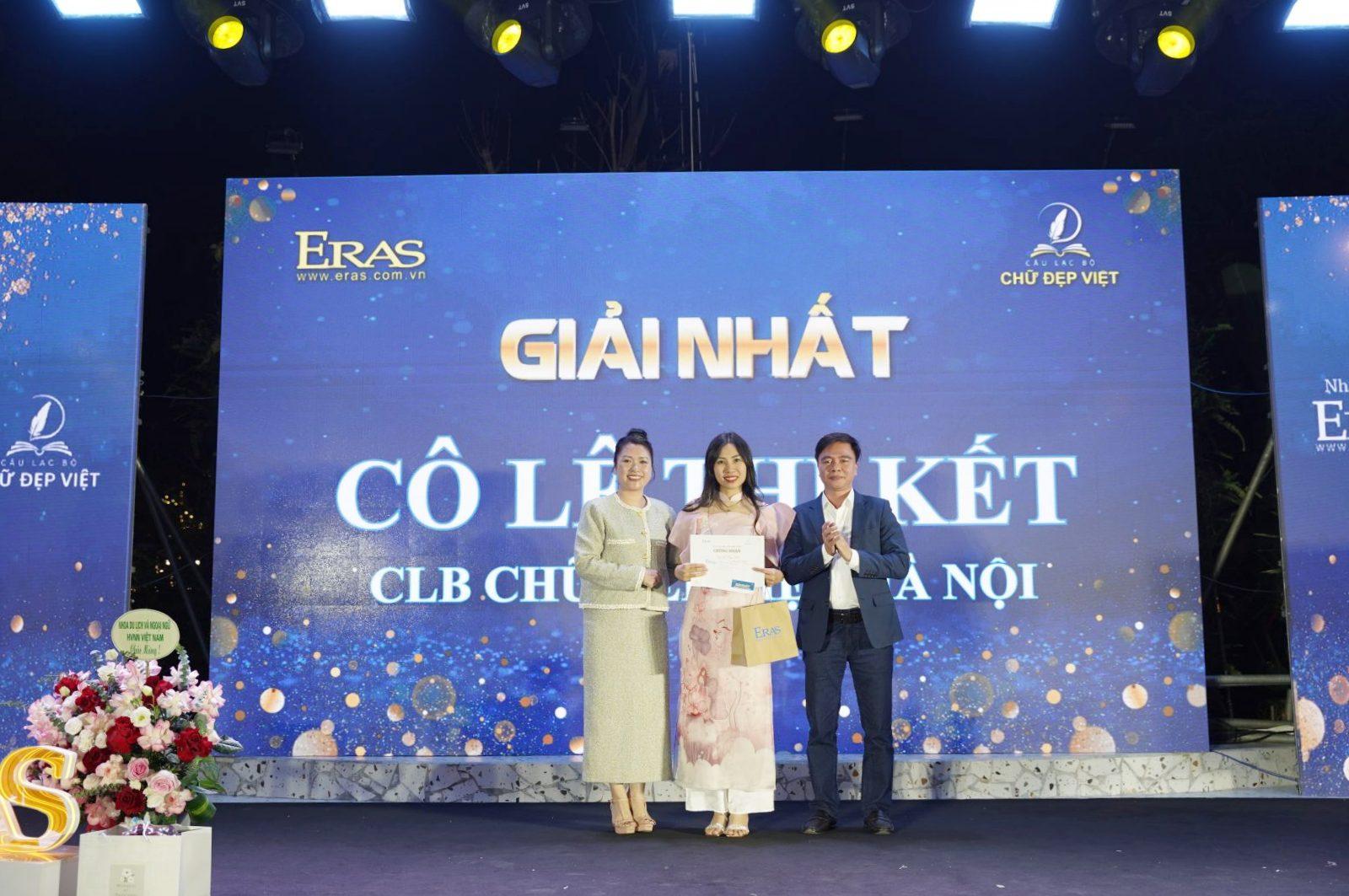 &Ocirc;ng Nguyễn Ngọc Quang - Tổng Thư k&yacute; to&agrave; soạn Tạp ch&iacute; Trẻ em Việt Nam v&agrave; b&agrave; Bạch Thị Duy&ecirc;n - Ph&oacute; Tổng Gi&aacute;m đốc C&ocirc;ng ty TNHH Thanh Chương - VPP Eras Việt Nam trao giải Nhất cuộc thi l&agrave;m thiệp handmade cho c&ocirc; L&ecirc; Thị Kết (CLB H&agrave; Nội).