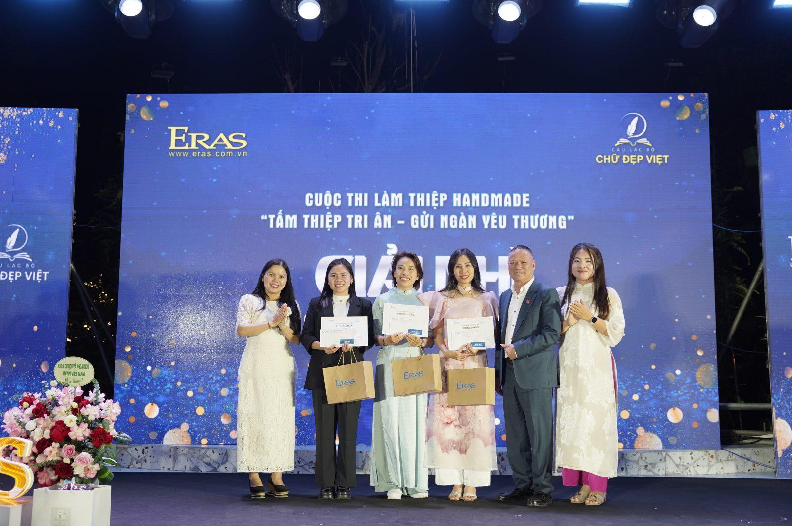 Hai Ph&oacute; Chủ tịch CLB Chữ đẹp Việt: c&ocirc; Phạm Thu Huyền, c&ocirc; Nguyễn Thị Nghĩa trao giải Nh&igrave;.