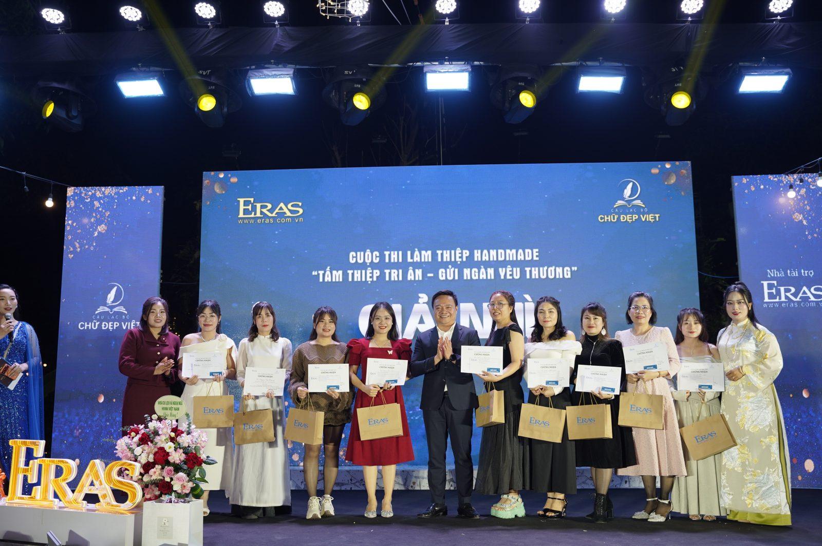 Hai Ph&oacute; Chủ tịch CLB Chữ đẹp Việt: c&ocirc; Vũ Thị Phương Lan, c&ocirc; H&agrave; Thị Huy&ecirc;n v&agrave; &ocirc;ng B&ugrave;i Văn Phượng - Chủ tịch HĐQT C&ocirc;ng ty CP Tiền Phong - B&aacute;o Tiền Phong trao giải Nh&igrave; cuộc thi l&agrave;m thiệp handmade.