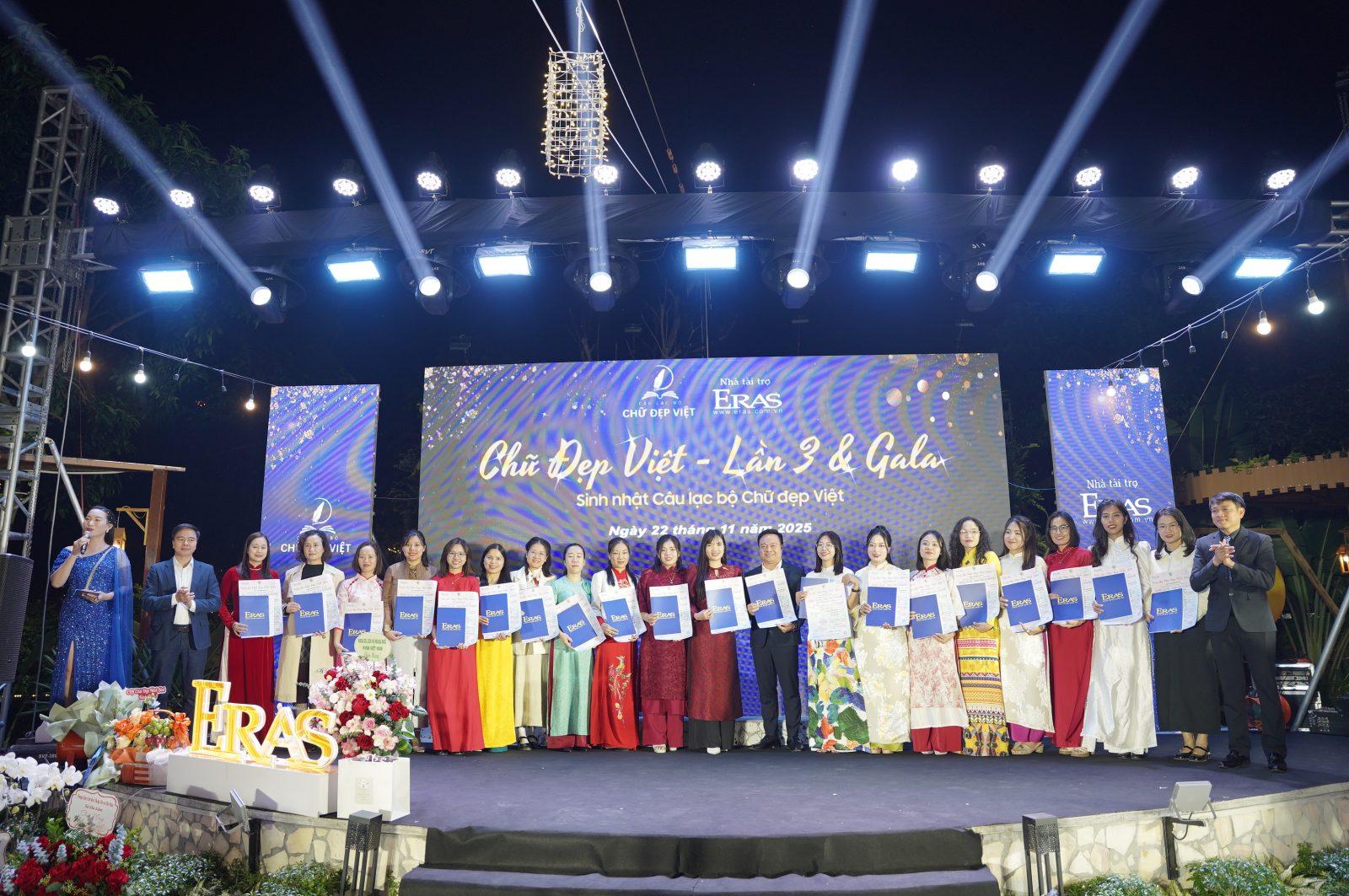 &Ocirc;ng Phan Văn Cường (ngo&agrave;i c&ugrave;ng b&ecirc;n phải), &ocirc;ng Nguyễn Ngọc Quang - Tổng Thư k&yacute; to&agrave; soạn Tạp ch&iacute; Trẻ em Việt Nam (thứ 2 từ tr&aacute;i sang), &ocirc;ng B&ugrave;i Văn Phượng - Chủ tịch HĐQT C&ocirc;ng ty CP Tiền Phong - B&aacute;o Tiền Phong (giữa) trao thể lệ v&agrave; poster cuộc thi tới Chủ nhiệm CLB c&aacute;c tỉnh c&oacute; mặt tại Gala.