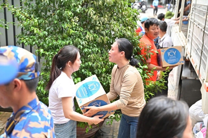 Những sản phẩm dinh dưỡng của Vinamilk được đ&oacute;n nhận để chuyển đến người d&acirc;n v&ugrave;ng lũ - Ảnh: Vi Nam