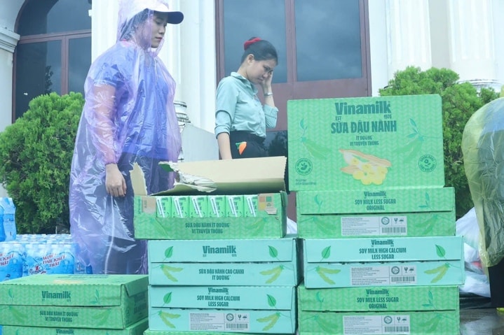 C&aacute;c sản phẩm dinh dưỡng của Vinamilk đ&atilde; đến Đắk Lắk, sẵn s&agrave;ng tiếp ứng cho b&agrave; con v&ugrave;ng lũ - Ảnh: Vi Nam