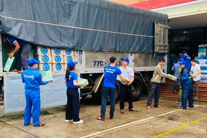 H&agrave;ng trăm ngh&igrave;n sản phẩm Vinamilk được trao tặng c&ugrave;ng nhiều y&ecirc;u thương v&agrave; mong muốn đồng b&agrave;o v&ugrave;ng lũ sớm phục hồi hậu thi&ecirc;n tai - Ảnh: Vi Nam