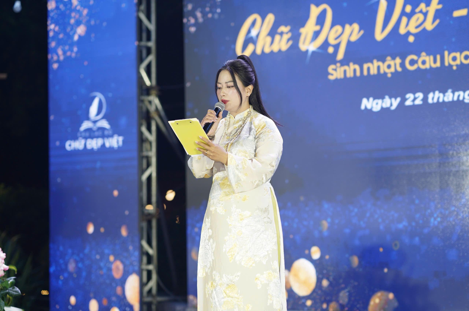 C&ocirc; Vũ Thị Phương Lan - Ph&oacute; Chủ tịch CLB Chữ đẹp Việt b&aacute;o c&aacute;o hoạt động của CLB.