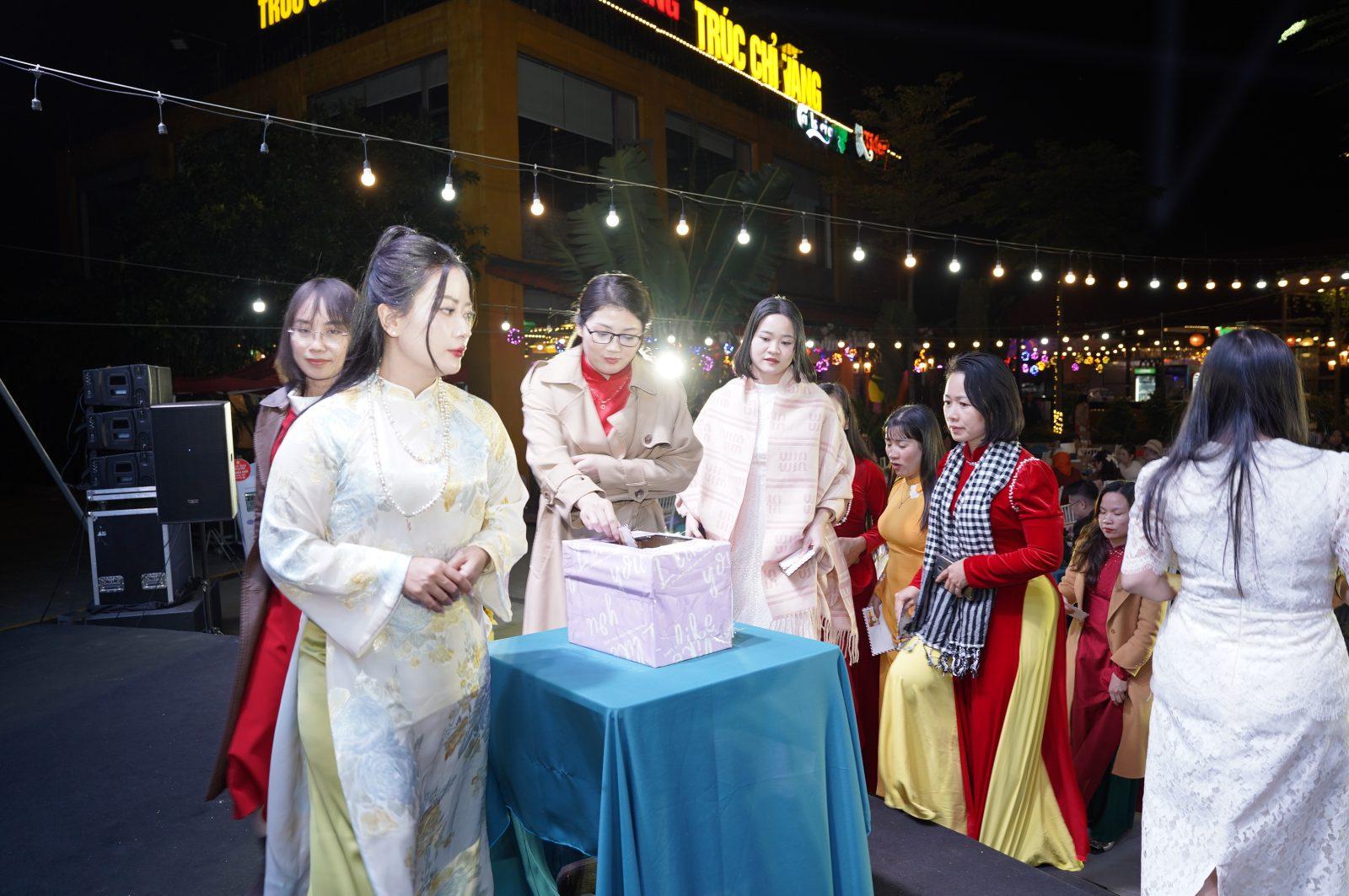 Hoạt động nghĩa t&igrave;nh mang đến kh&ocirc;ng kh&iacute; ấm &aacute;p cho buổi gala.