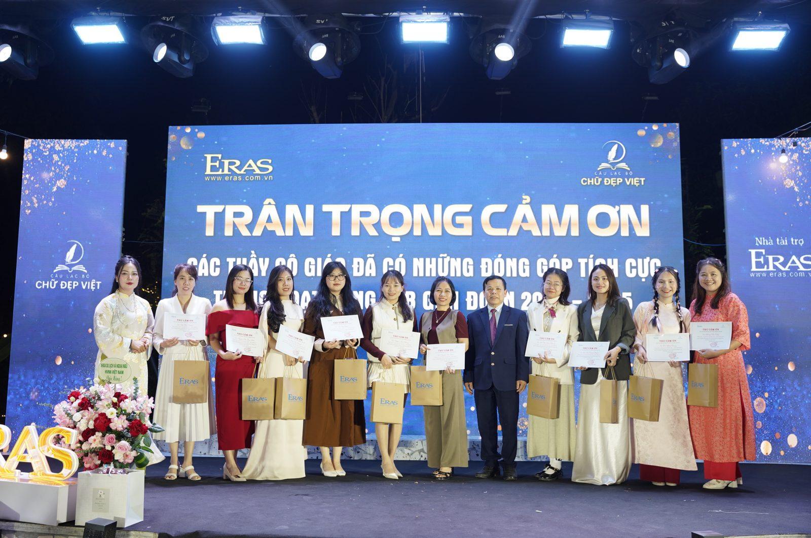 Thầy Đ&agrave;o Duy Tuấn (Đại học Sư phạm H&agrave; Nội - t&aacute;c giả bản quyền của phần mềm Dạy - Học viết chữ Việt đẹp) v&agrave; c&ocirc; Phương Lan - Ph&oacute; Chủ tịch CLB Chữ đẹp Việt trao thư cảm ơn tới c&aacute;c c&ocirc; gi&aacute;o c&oacute; những đ&oacute;ng g&oacute;p t&iacute;ch cực cho CLB Chữ đẹp Việt.
