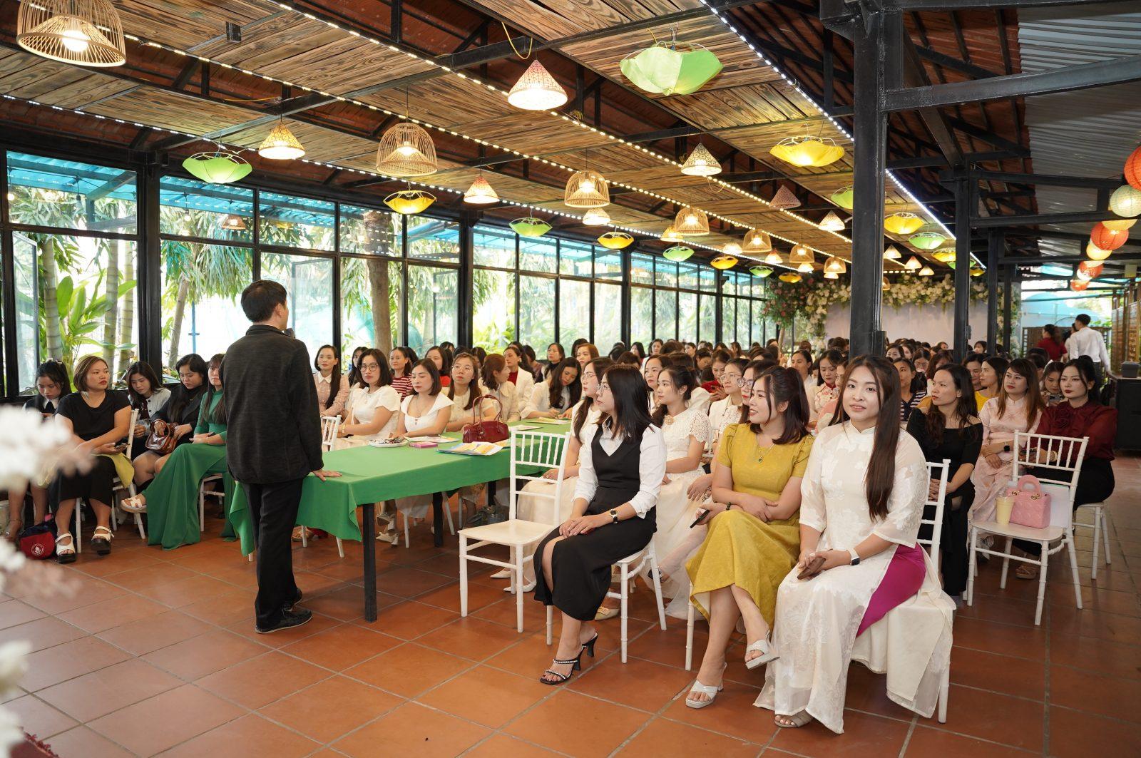 &Ocirc;ng Phan Văn Cường v&agrave; c&aacute;c th&agrave;nh vi&ecirc;n CLB Chữ đẹp Việt.