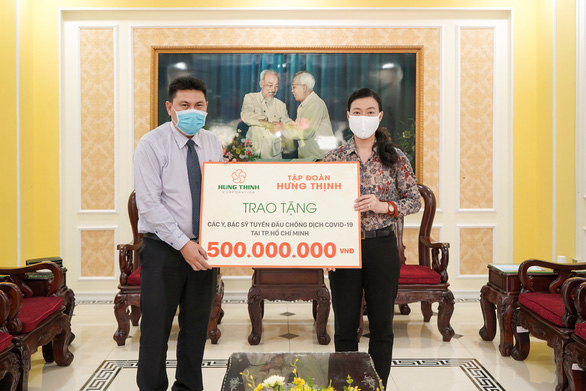 Ông Nguyễn Nam Hiền - Phó Tổng Giám đốc Tập đoàn Hưng Thịnh - trao tặng 500 triệu đồng cho đội ngũ y, bác sĩ tuyến đầu chống dịch COVID-19 tại TP.HCM thông qua Ủy ban MTTQ Việt Nam TP.HCM ngày 31-3 Ông Nguyễn Nam Hiền - Phó Tổng Giám đốc Tập đoàn Hưng Thịnh - trao tặng 500 triệu đồng cho đội ngũ y, bác sĩ tuyến đầu chống dịch COVID-19 tại TP.HCM thông qua Ủy ban MTTQ Việt Nam TP.HCM ngày 31-3