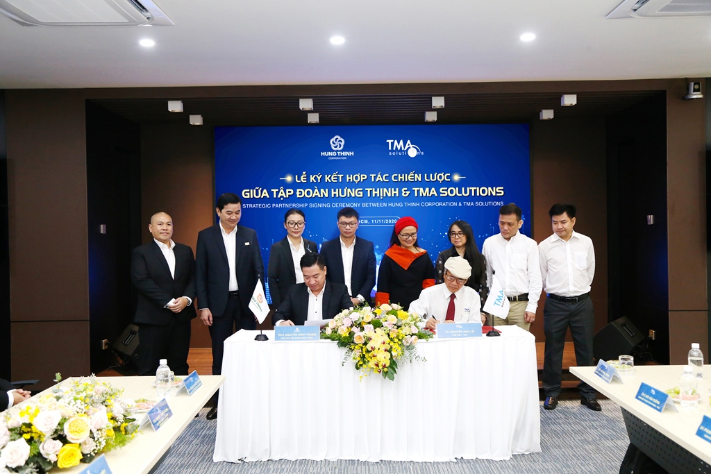 Ông Nguyễn Đình Trung - Chủ tịch Tập đoàn và TS.Nguyễn Hữu Lệ – Chủ tịch TMA Solutionsthực hiện nghi thức ký kết hợp tác với sự chứng kiến của đại diện 2 đơn vị Ông Nguyễn Đình Trung - Chủ tịch Tập đoàn và TS.Nguyễn Hữu Lệ – Chủ tịch TMA Solutionsthực hiện nghi thức ký kết hợp tác với sự chứng kiến của đại diện 2 đơn vị
