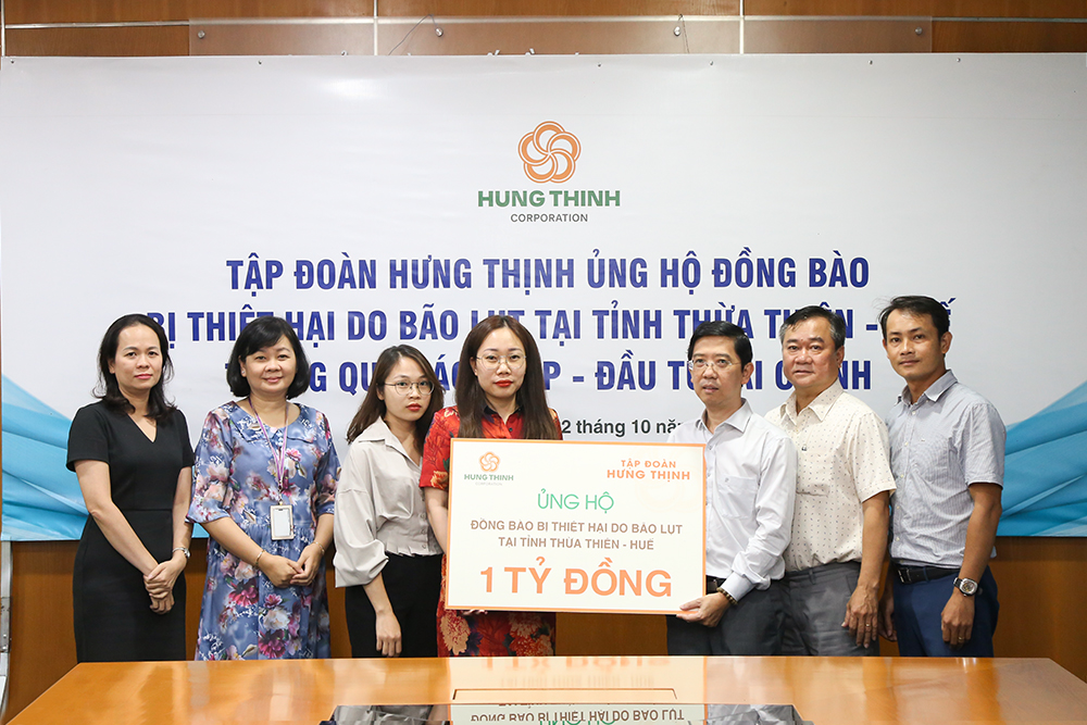 Bà Phạm Thị Trang – Giám đốc Truyền thông Tập đoàn Hưng Thịnh trao bảng tượng trưng ủng hộ đồng bào tại tỉnh Thừa Thiên - Huế cho Đại diện Báo SGGP Bà Phạm Thị Trang – Giám đốc Truyền thông Tập đoàn Hưng Thịnh trao bảng tượng trưng ủng hộ đồng bào tại tỉnh Thừa Thiên - Huế cho Đại diện Báo SGGP