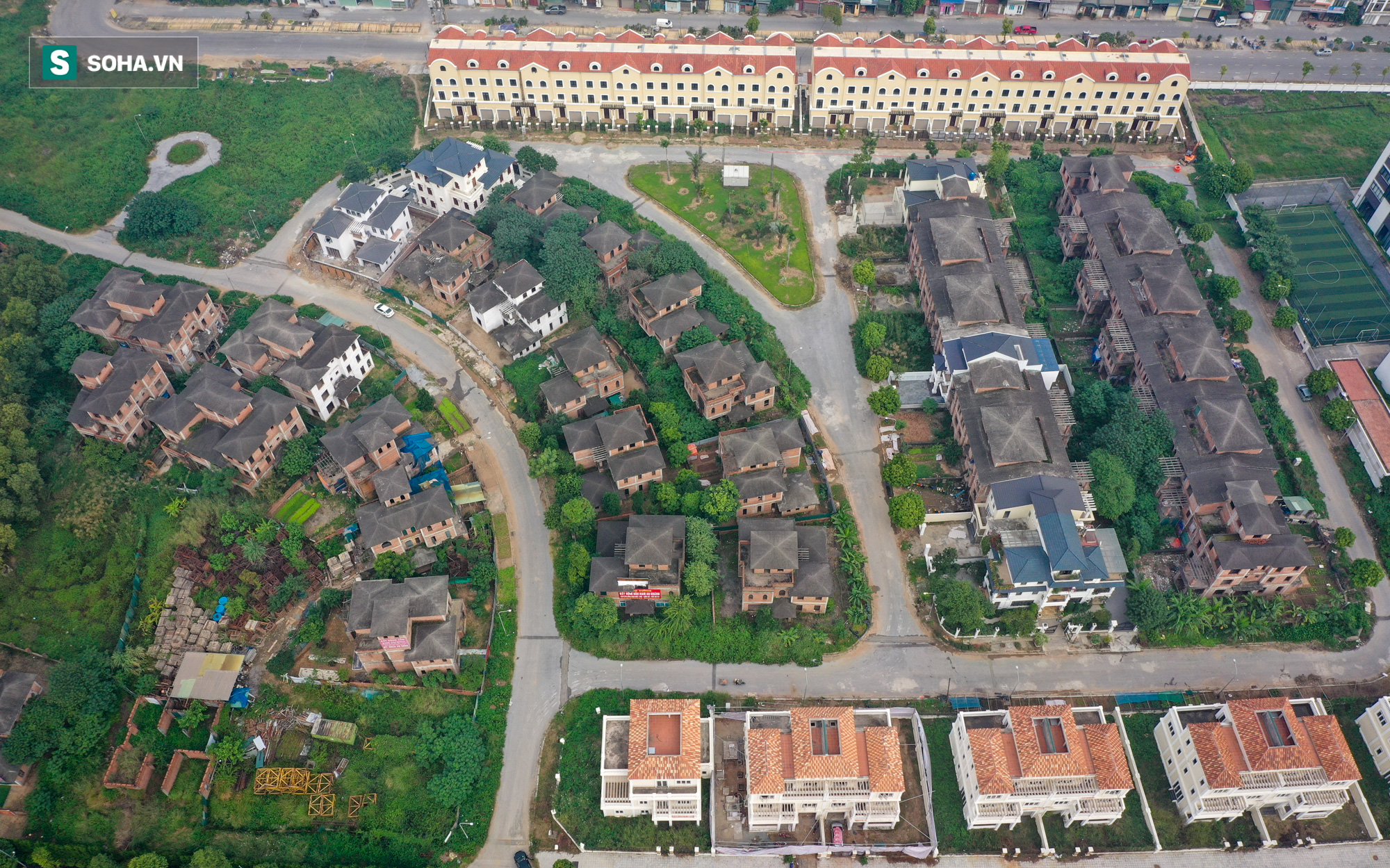 [ẢNH] H&#224;ng trăm biệt thự triệu USD bị bỏ qu&#234;n hơn thập kỷ ở Thủ đ&#244; - nhiều căn để nu&#244;i g&#224; - Ảnh 2