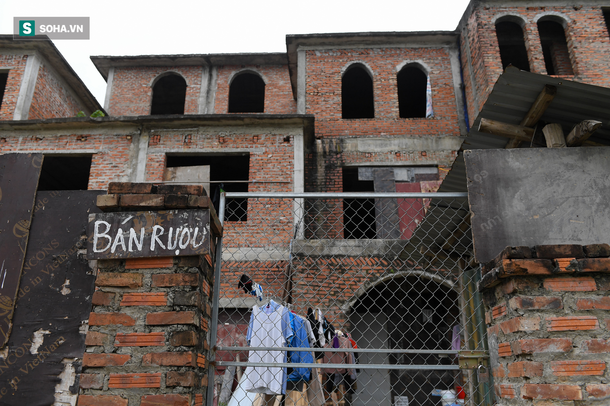 [ẢNH] H&#224;ng trăm biệt thự triệu USD bị bỏ qu&#234;n hơn thập kỷ ở Thủ đ&#244; - nhiều căn để nu&#244;i g&#224; - Ảnh 7