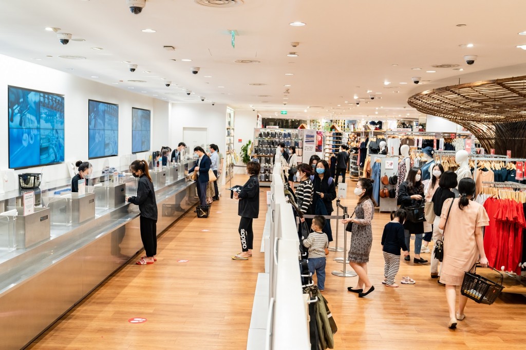 Kh&aacute;ch h&agrave;ng x&ecirc;́p hàng thanh toán đảm bảo giãn cách khi mua sắm &nbsp;