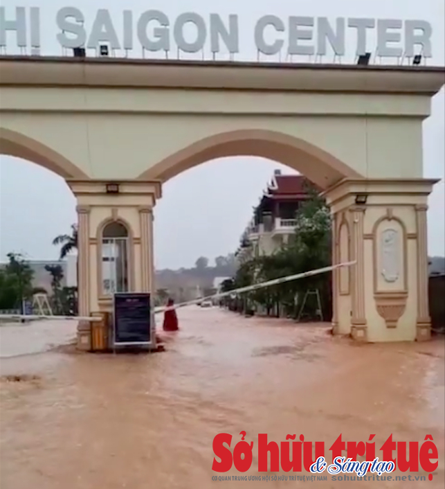 &nbsp; Người d&acirc;n bức x&uacute;c quay lại cảnh nh&agrave; trong dự &aacute;n bị ngập.