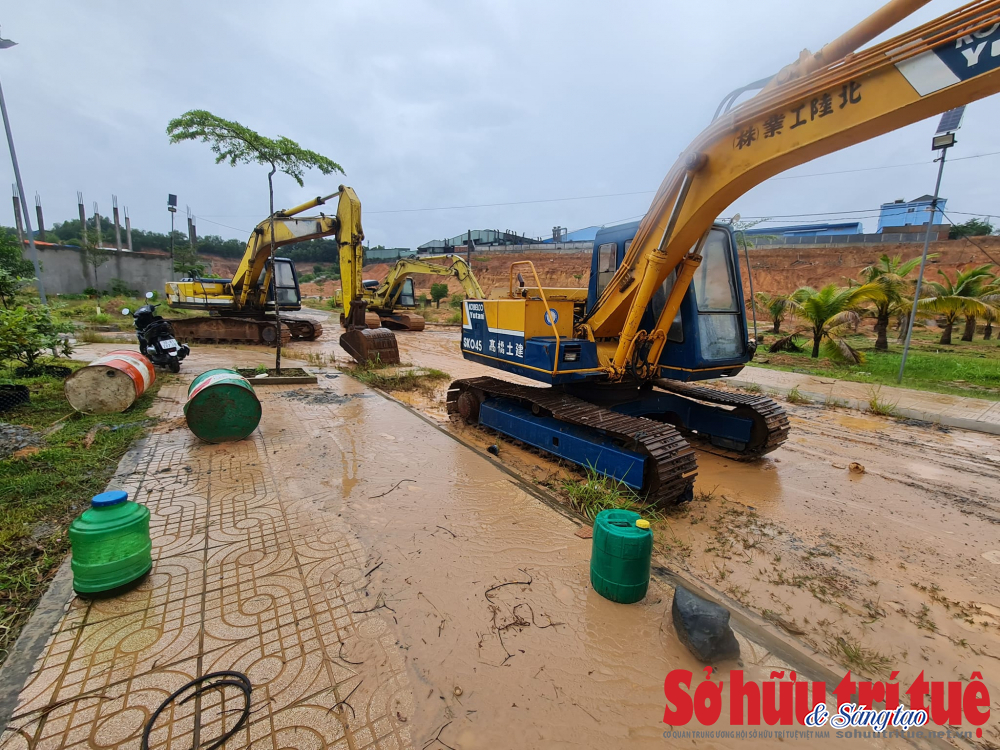 &nbsp;Những chiếc xe m&uacute;c chắn hết lối đi của người d&acirc;n trong dự &aacute;n.