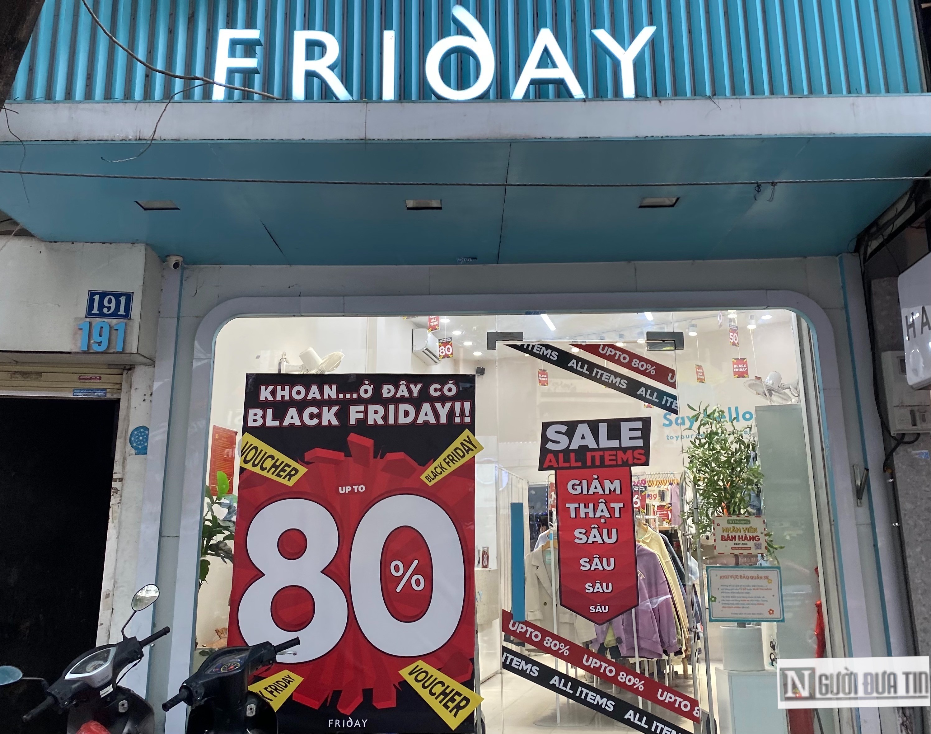 Chị Thanh Thu, người mua h&agrave;ng cho biết đ&atilde; đợi rất l&acirc;u để đến dịp Black Friday mua c&aacute;i &aacute;o m&igrave;nh th&iacute;ch nhưng đến nơi th&igrave; kh&ocirc;ng c&ograve;n size (k&iacute;ch cỡ) của m&igrave;nh.