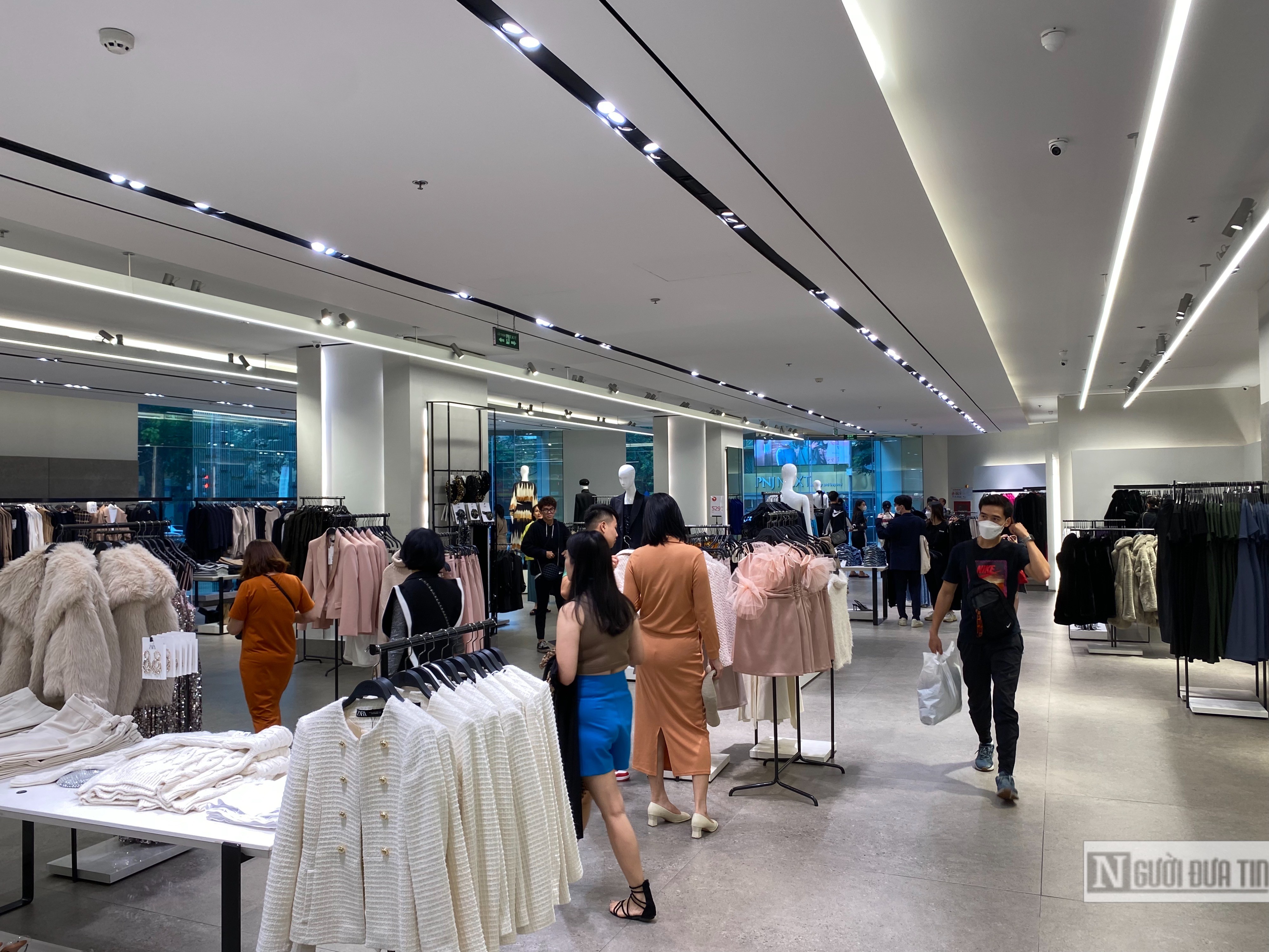 C&aacute;c bạn trẻ c&oacute; xu hướng mua h&agrave;ng online nhiều hơn.