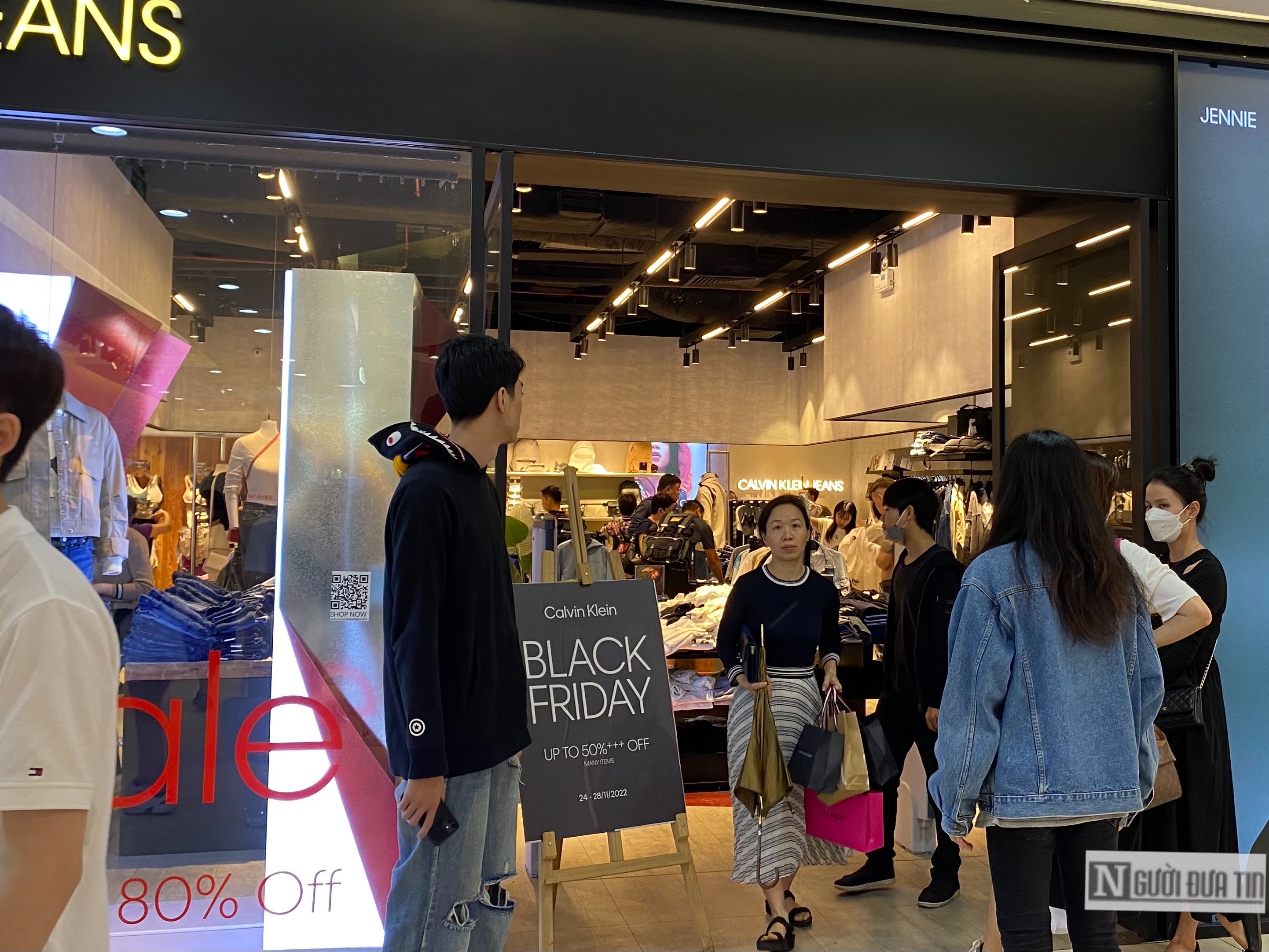 Chia sẻ với ph&oacute;ng vi&ecirc;n Người Đưa Tin, nh&acirc;n vi&ecirc;n gian h&agrave;ng Calvin Klein cho biết hiện tại đang sale từ 30% đến 80% n&ecirc;n lượng kh&aacute;ch tăng gấp 3 ng&agrave;y thường, nhưng thực tế doanh thu vẫn thấp hơn năm ngo&aacute;i.