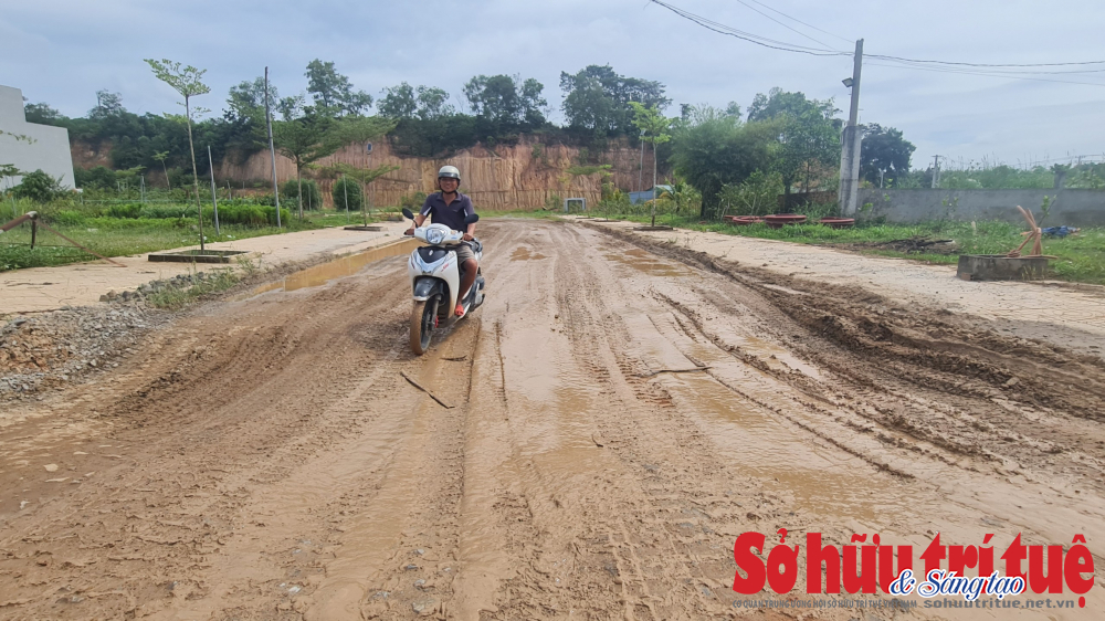 &nbsp;Con đường về nh&agrave; với gia đ&igrave;nh anh To&agrave;n như c&aacute;i bẫy chờ chực, đ&atilde; c&oacute; lần con anh t&eacute; xuống d&ograve;ng nước cuốn mạnh trong dự &aacute;n nhưng may mắn tho&aacute;t nạn.