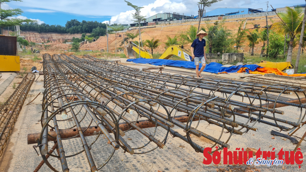 &nbsp;Hạ tầng điện, đường, cống tho&aacute;t nước ngổn ngang, chưa ho&agrave;n thiện với việc dự &aacute;n nằm lọt thỏm dưới khu c&ocirc;ng nghiệp n&ecirc;n mỗi lần mưa xuống dự &aacute;n lại ngập ngụa trong biển nước, trời nắng bụi bay m&ugrave; mịt.