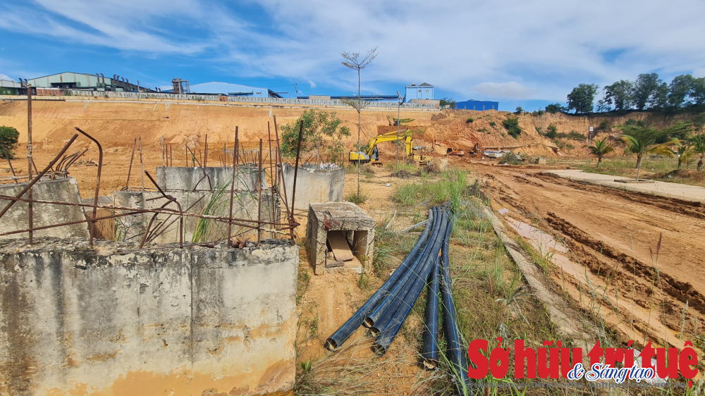 Cảnh nhếch nh&aacute;c b&ecirc;n trong khiến kh&ocirc;ng &iacute;t người tin được đ&acirc;y l&agrave;&nbsp;dự &aacute;n đ&atilde; được triển khai 5 năm, d&ugrave; diện t&iacute;ch dự &aacute;n chỉ 99.958,2m2.&nbsp;Hiện trạng kh&ocirc;ng kh&aacute;c g&igrave; &ldquo;c&ocirc;ng trường mỏ đ&aacute;&rdquo; đang khai th&aacute;c, khi một số m&aacute;y x&uacute;c vẫn đang x&uacute;c đất để xe tải chở đi l&agrave;m cống tho&aacute;t nước cho dự &aacute;n.
