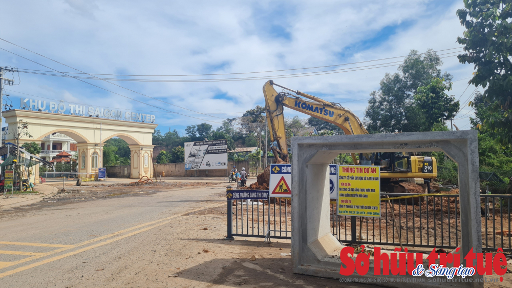 &nbsp;Ngo&agrave;i những vi phạm tr&ecirc;n, dự &aacute;n mang t&ecirc;n Dự &aacute;n Khu nh&agrave; ở S&agrave;i G&ograve;n Center, nhưng C&ocirc;ng ty TNHH đầu tư v&agrave; ph&aacute;t triển S&agrave;i G&ograve;n Center lại đặt t&ecirc;n dự &aacute;n l&agrave; Khu đ&ocirc; thị S&agrave;i G&ograve;n Center khiến nhiều kh&aacute;ch h&agrave;ng nhầm tưởng đ&acirc;y thật sự l&agrave; "khu đ&ocirc; thị", mua phải dự &aacute;n kh&ocirc;ng đ&uacute;ng như t&ecirc;n gọi, tiện &iacute;ch hạn chế, 5 năm kh&ocirc;ng l&agrave;m xong hạ tầng cơ sở.&nbsp;