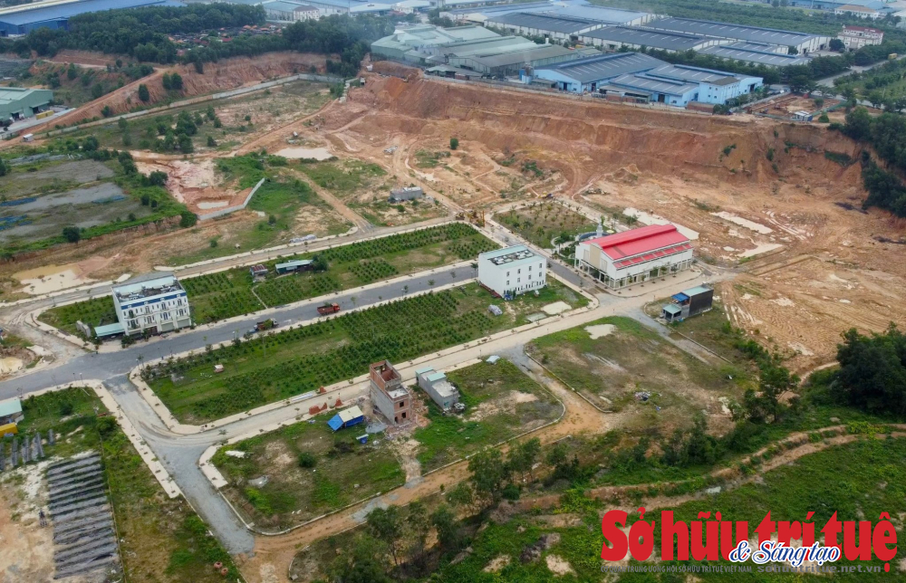 Trong cuộc họp b&aacute;o về t&igrave;nh h&igrave;nh kinh tế - x&atilde; hội th&aacute;ng 10/2022, &ocirc;ng L&ecirc; Quang Vinh - Trưởng ph&ograve;ng Quản l&yacute; nh&agrave; v&agrave; Thị trường bất động sản Sở X&acirc;y dựng tỉnh B&igrave;nh Dương cho biết từ đầu năm đến nay, Sở đ&atilde; ban h&agrave;nh 7 quyết định xử phạt h&agrave;nh ch&iacute;nh về những vi phạm lĩnh vực kinh doanh bất động sản tr&ecirc;n địa b&agrave;n. Cụ thể, trong 7 quyết định n&agrave;y, c&oacute; 4 quyết định xử phạt đối với c&aacute;c dự &aacute;n đặt sai t&ecirc;n thương hiệu đ&atilde; đăng k&yacute; v&agrave; 3 quyết định xử phạt c&aacute;c dự &aacute;n c&oacute; h&agrave;nh vi huy động vốn trong kinh doanh bất động sản.