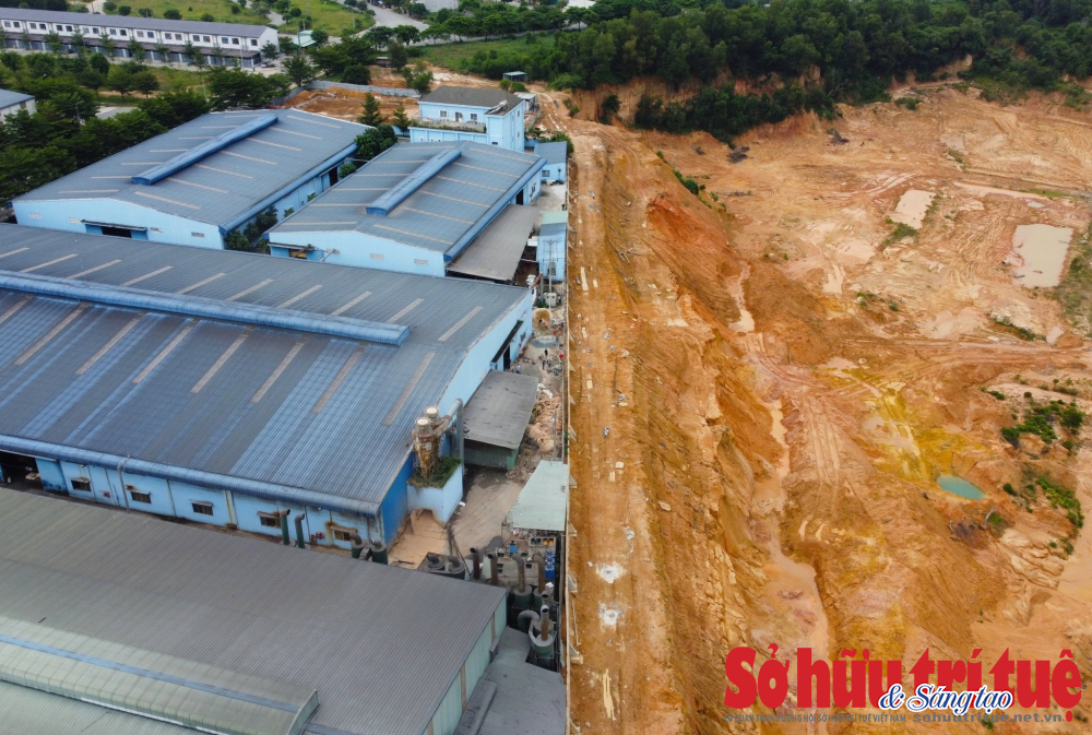 Dự &aacute;n 5 năm vẫn chưa l&agrave;m xong k&ecirc;nh tho&aacute;t nước khiến mỗi lần mưa nước tr&agrave;n từ tr&ecirc;n cao xuống khiến dự &aacute;n ngập s&acirc;u.