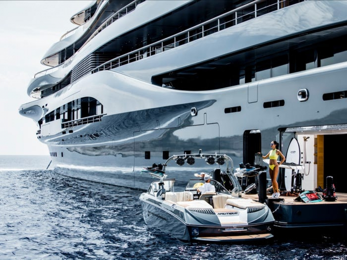 C&aacute;c dịch vụ tr&ecirc;n du thuyền đều đ&aacute;p ứng ti&ecirc;u chuẩn 5 sao.