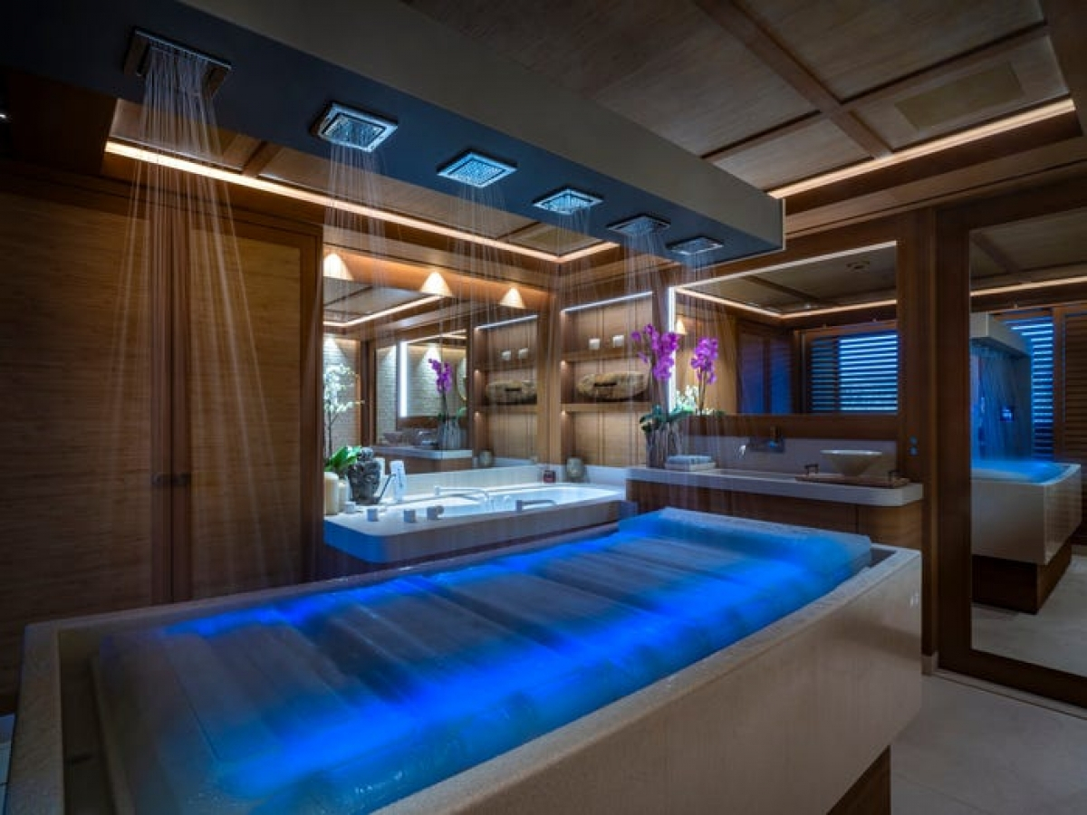 Ph&ograve;ng tắm c&oacute; v&ograve;i sen mưa nh&acirc;n tạo.