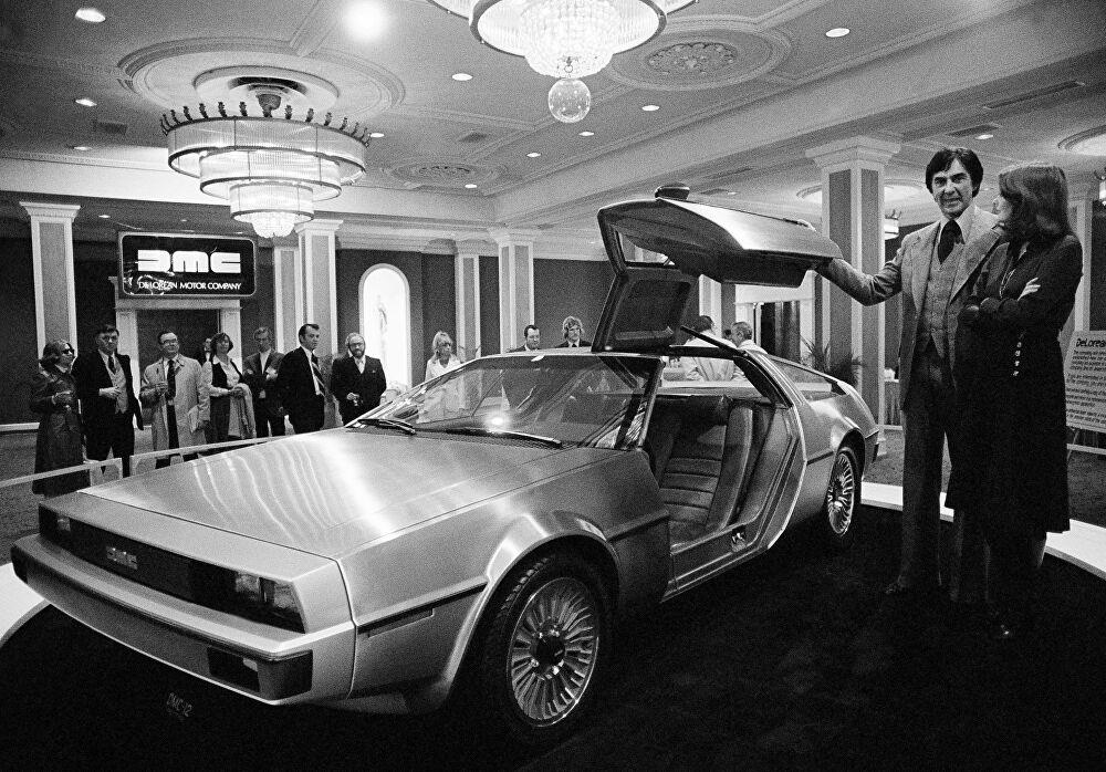 Người s&aacute;ng lập c&ocirc;ng ty DeLorian, John DeLorean v&agrave; vợ Cristina trong lần giới thiệu chiếc xe thể thao DeLorean DMC-12 ở New Orleans. &nbsp;