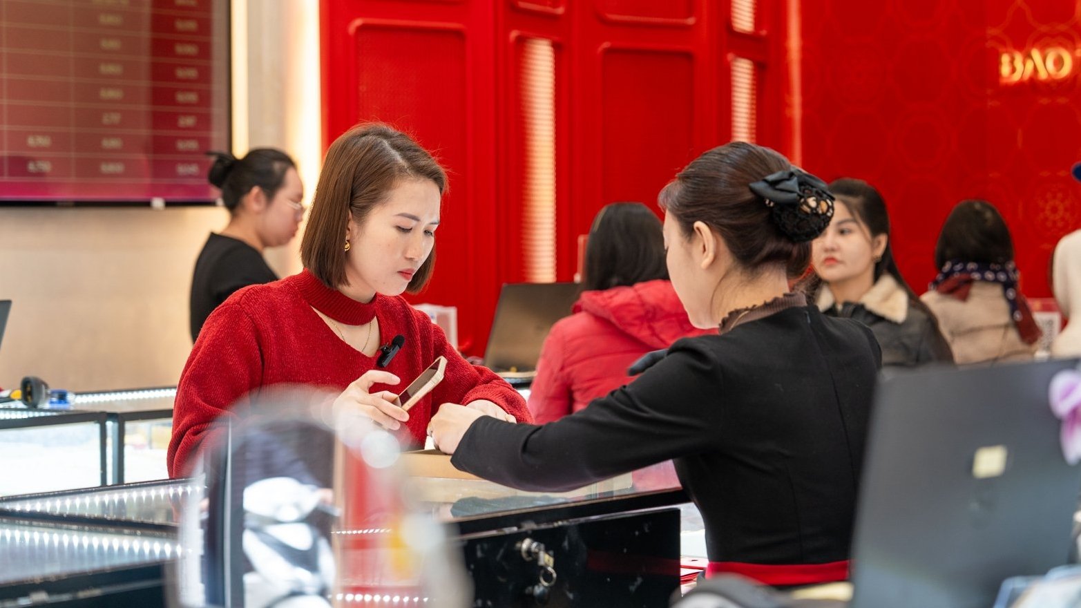 Gi&#225; v&#224;ng h&#244;m nay 26/11: Tiếp tục tăng, tiến gần mốc kỷ lục - Ảnh 1