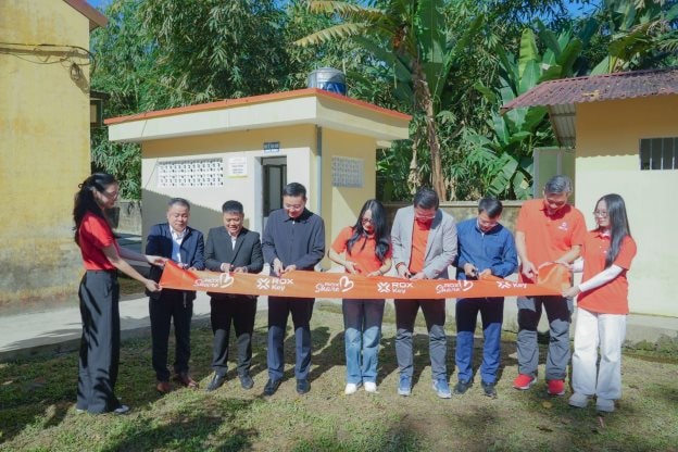 Đại diện ROX Key cắt băng kh&aacute;nh th&agrave;nh c&ocirc;ng tr&igrave;nh học đường tại trường Hồng Ca