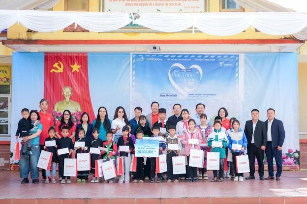 Đại diện ROX Key v&agrave; l&atilde;nh đạo địa phương trao tặng học bổng cho 20 em học sinh nh&agrave; trường