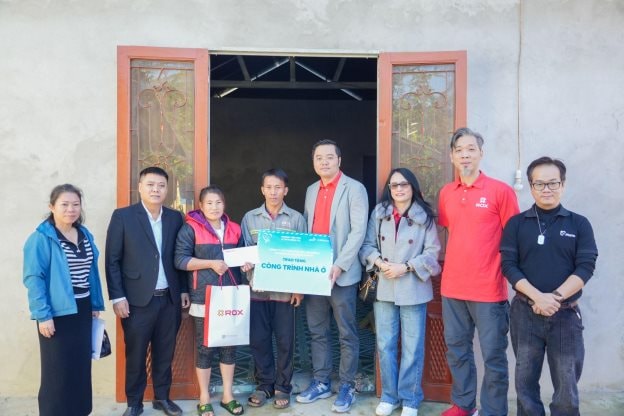 Trao tặng c&ocirc;ng tr&igrave;nh nh&agrave; ở cho c&aacute;c hộ đặc biệt kh&oacute; khăn