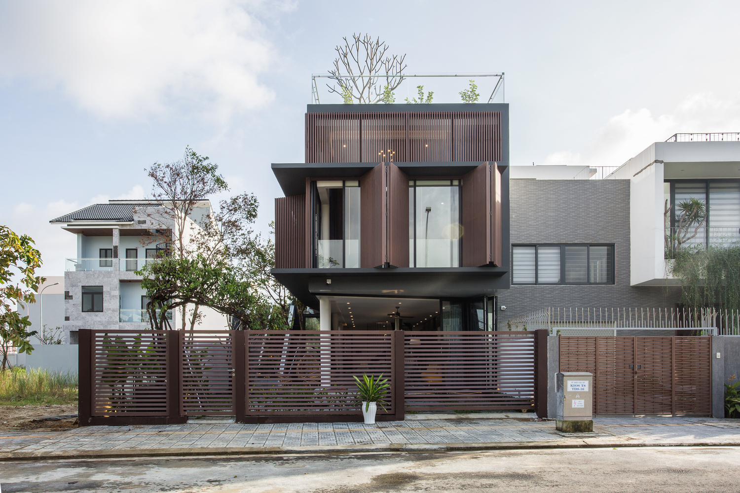 Nh&#224; 2 tầng mở ho&#224;n to&#224;n với cửa k&#237;nh, cả s&#226;n thượng l&#224; vườn trồng rau v&#224; khu vui chơi - Ảnh 1