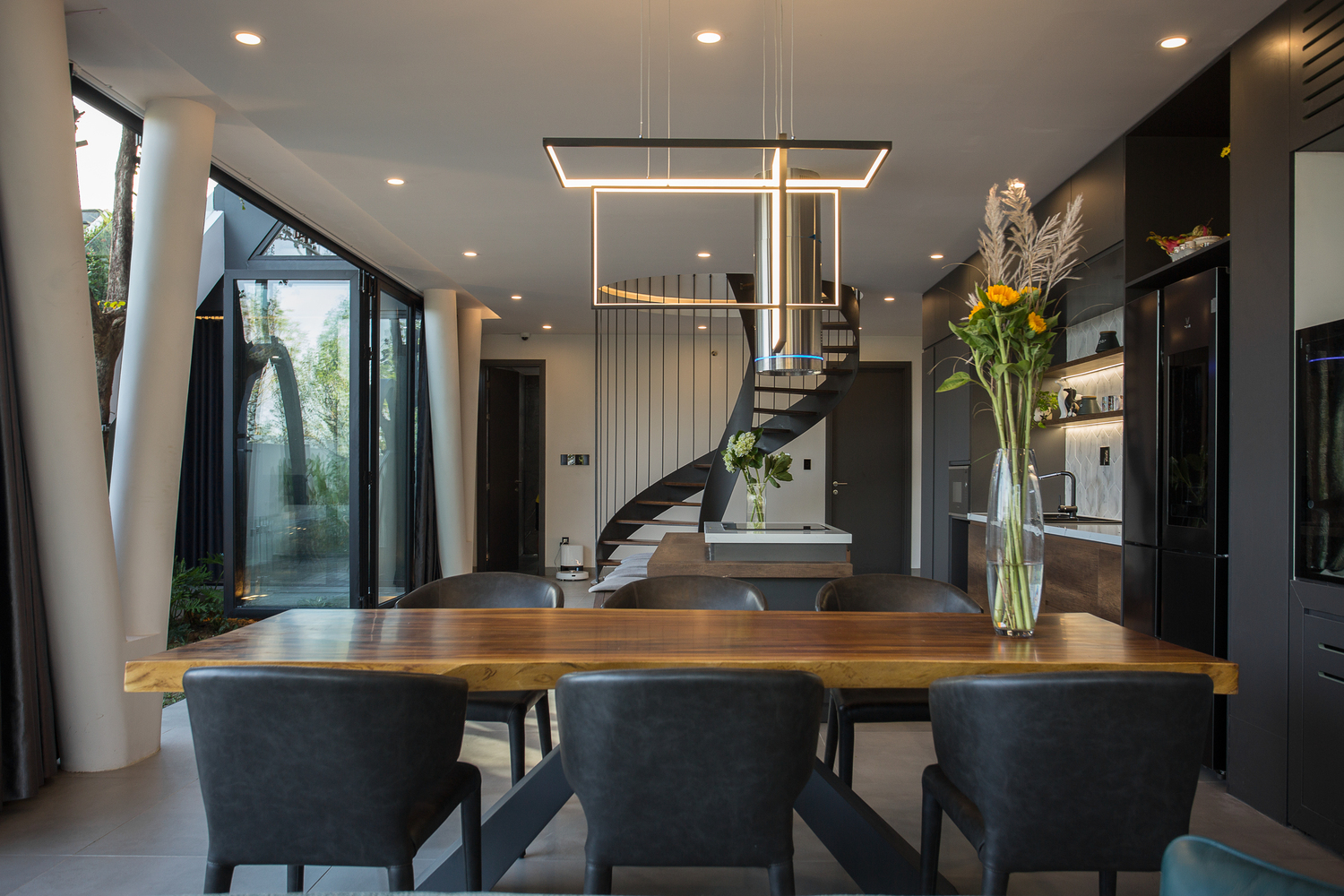 Nh&#224; 2 tầng mở ho&#224;n to&#224;n với cửa k&#237;nh, cả s&#226;n thượng l&#224; vườn trồng rau v&#224; khu vui chơi - Ảnh 10