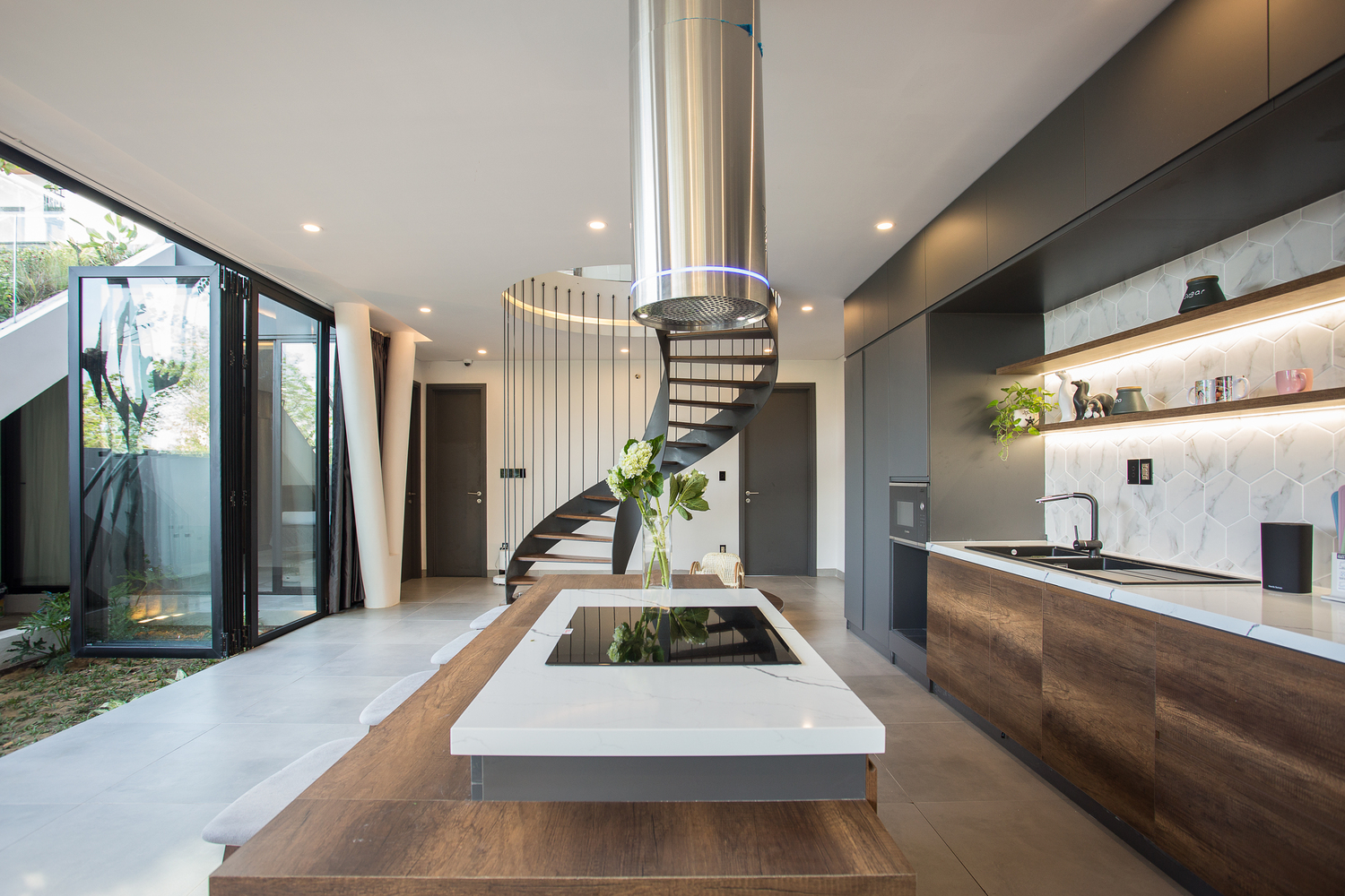 Nh&#224; 2 tầng mở ho&#224;n to&#224;n với cửa k&#237;nh, cả s&#226;n thượng l&#224; vườn trồng rau v&#224; khu vui chơi - Ảnh 11