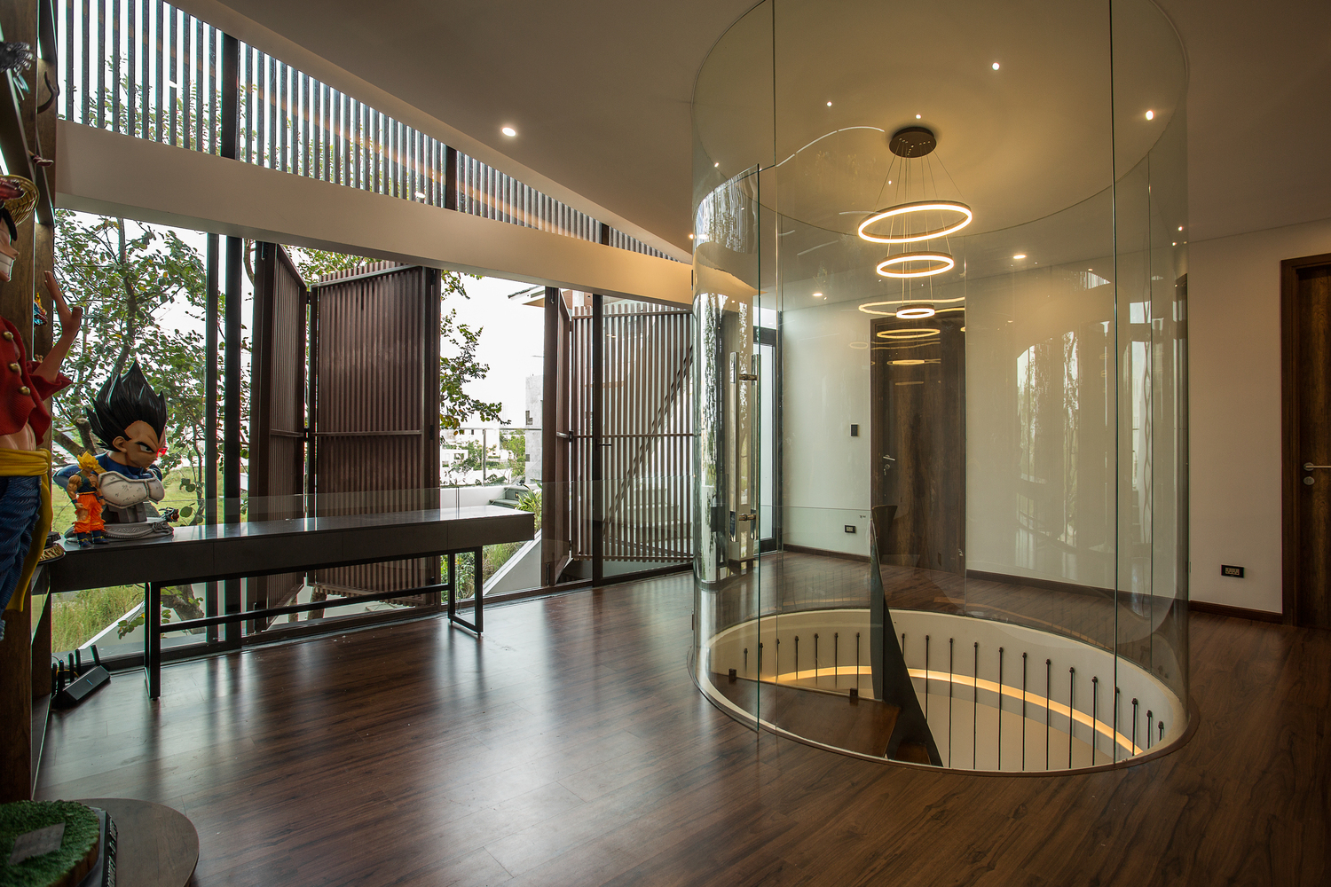 Nh&#224; 2 tầng mở ho&#224;n to&#224;n với cửa k&#237;nh, cả s&#226;n thượng l&#224; vườn trồng rau v&#224; khu vui chơi - Ảnh 12