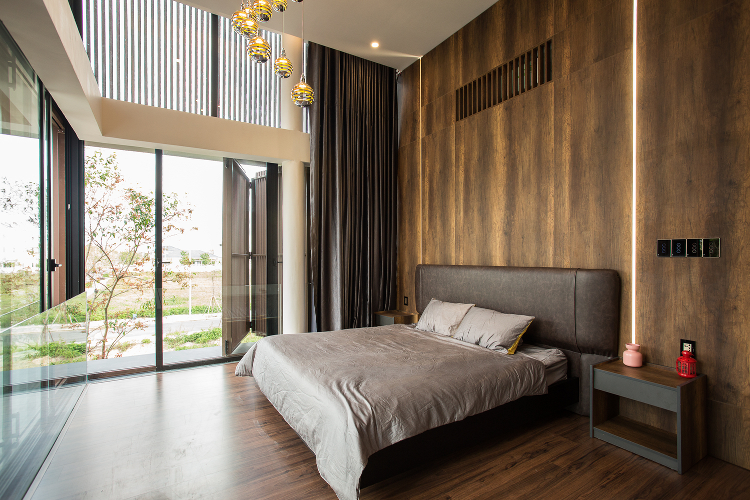 Nh&#224; 2 tầng mở ho&#224;n to&#224;n với cửa k&#237;nh, cả s&#226;n thượng l&#224; vườn trồng rau v&#224; khu vui chơi - Ảnh 13