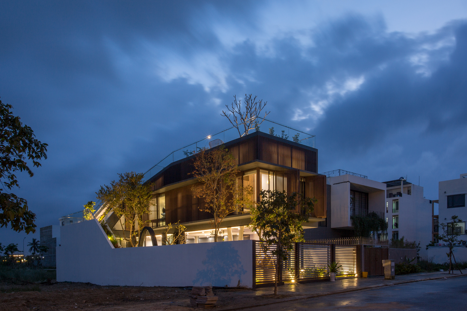 Nh&#224; 2 tầng mở ho&#224;n to&#224;n với cửa k&#237;nh, cả s&#226;n thượng l&#224; vườn trồng rau v&#224; khu vui chơi - Ảnh 15