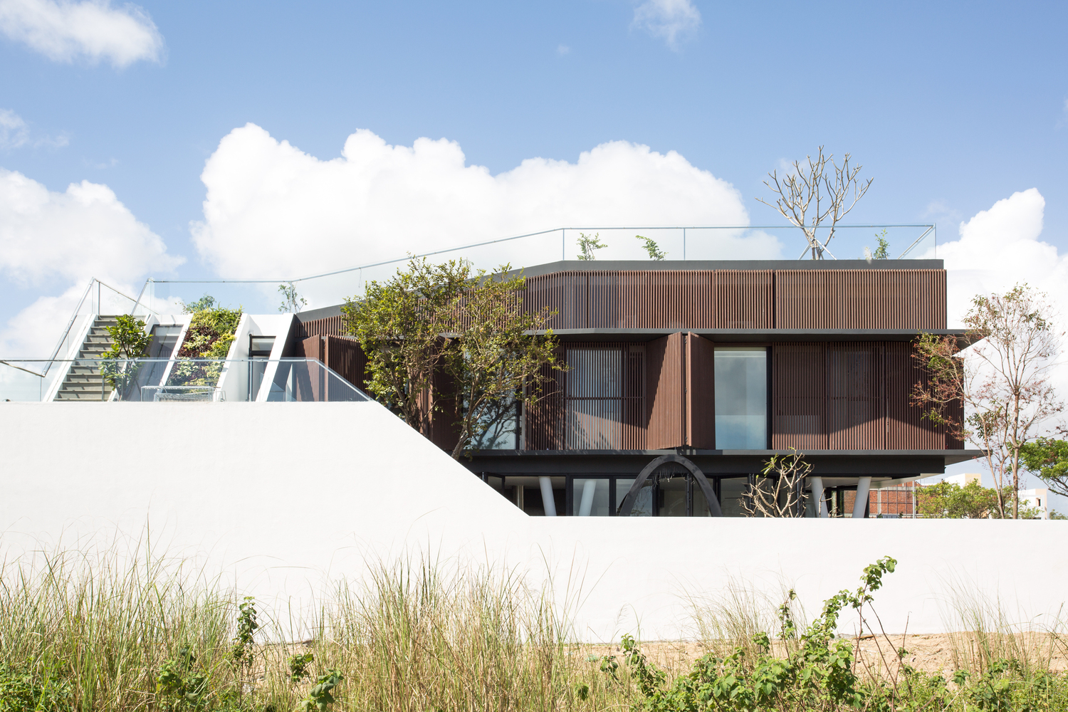 Nh&#224; 2 tầng mở ho&#224;n to&#224;n với cửa k&#237;nh, cả s&#226;n thượng l&#224; vườn trồng rau v&#224; khu vui chơi - Ảnh 2