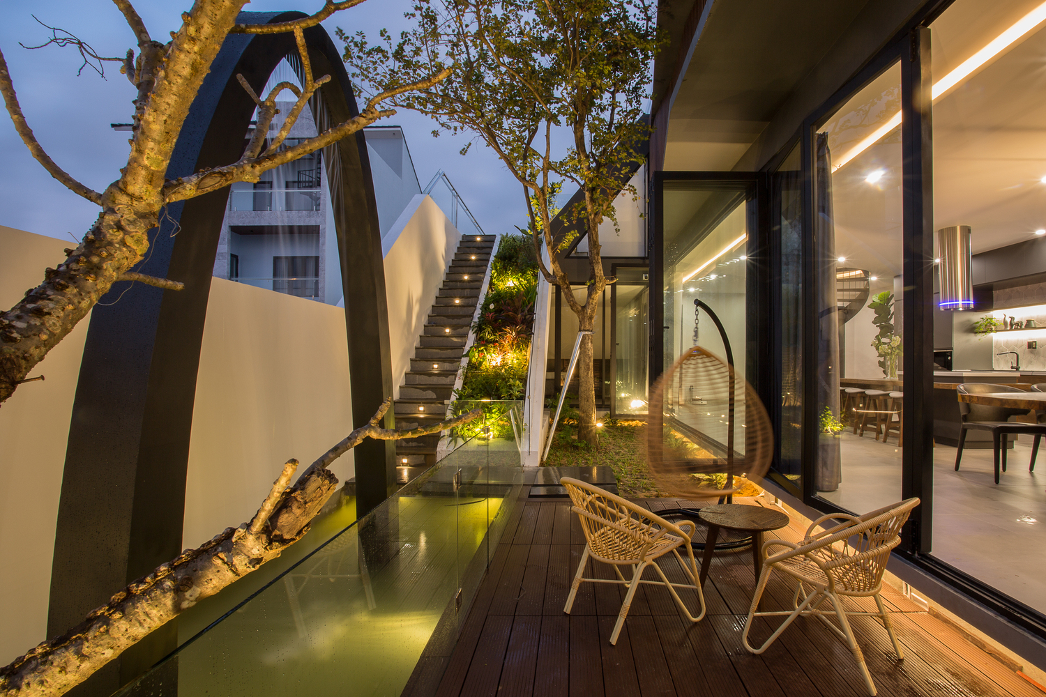 Nh&#224; 2 tầng mở ho&#224;n to&#224;n với cửa k&#237;nh, cả s&#226;n thượng l&#224; vườn trồng rau v&#224; khu vui chơi - Ảnh 7