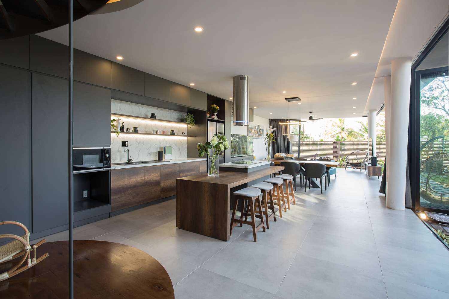 Nh&#224; 2 tầng mở ho&#224;n to&#224;n với cửa k&#237;nh, cả s&#226;n thượng l&#224; vườn trồng rau v&#224; khu vui chơi - Ảnh 9