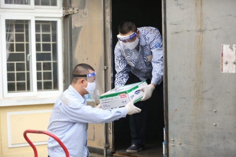 Đảm bảo c&aacute;c quy định ph&ograve;ng chống dịch trong qu&aacute; tr&igrave;nh vận chuyển, giao nhận sữa. &nbsp;