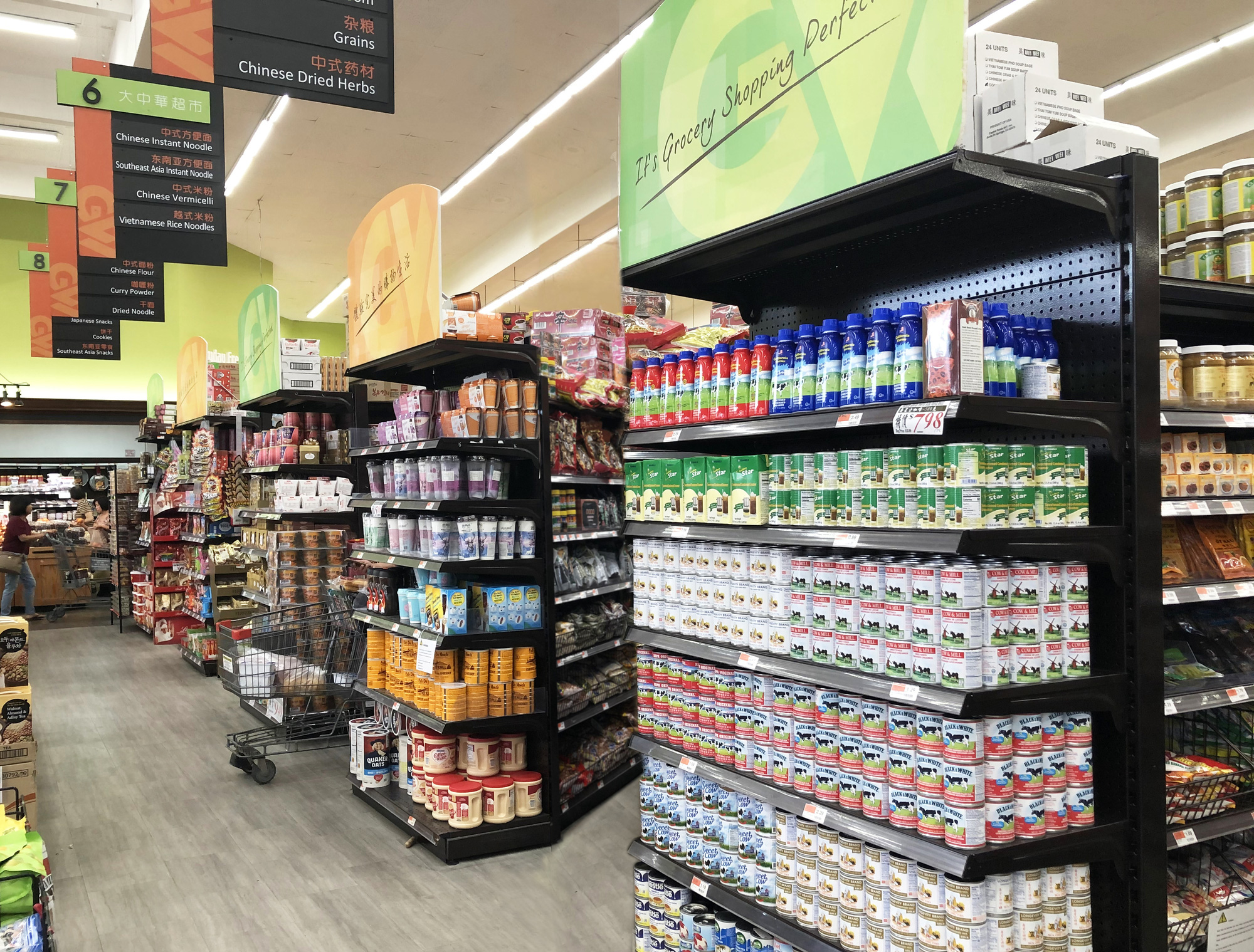 Sữa đặc, một trong những sản phẩm truyền thống thế mạnh của Vinamilk, đ&atilde; c&oacute; mặt tại c&aacute;c si&ecirc;u thị ở Mỹ từ nhiều năm qua &nbsp;