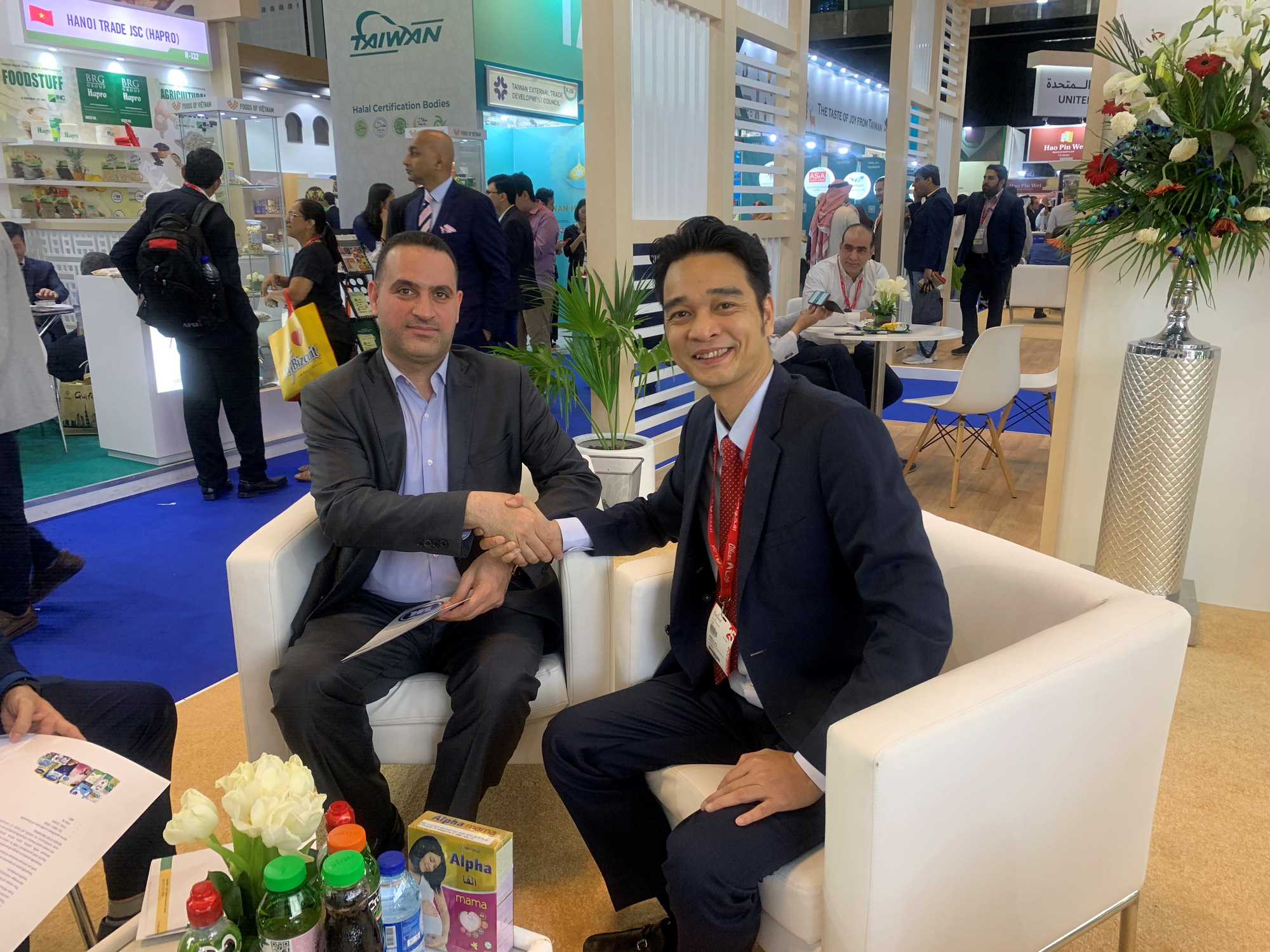 &Ocirc;ng V&otilde; Trung Hiếu &ndash; Gi&aacute;m đốc Kinh doanh quốc tế của Vinamilk v&agrave; đối t&aacute;c k&yacute; kết hợp đồng xuất khẩu trị gi&aacute; 20 triệu USD tại hội chợ quốc tế Gulfoods Dubai H&igrave;nh 6A hoặc 6B: L&agrave; thương hiệu quốc gia, Vinamilk lu&ocirc;n tạo được sự ấn tượng về h&igrave;nh ảnh thương hiệu khi tham gia c&aacute;c Hội chợ, Triển l&atilde;m quốc tế &nbsp;