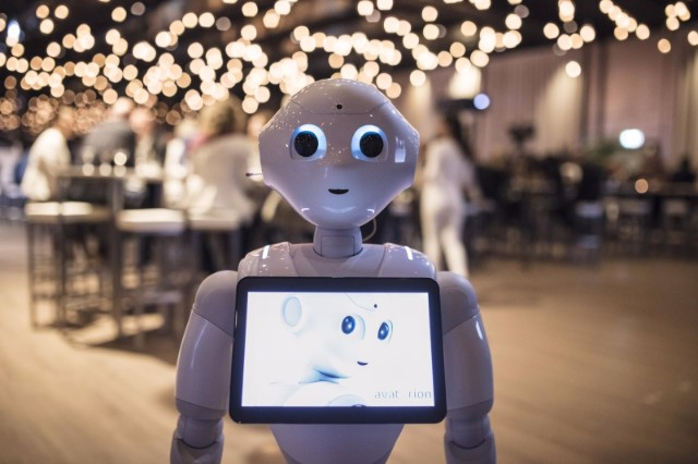 Con người cần phải t&iacute;ch cực bổ sung kỹ năng mới để tạo lợi thế so với robot. Ảnh: Vietnamnet.